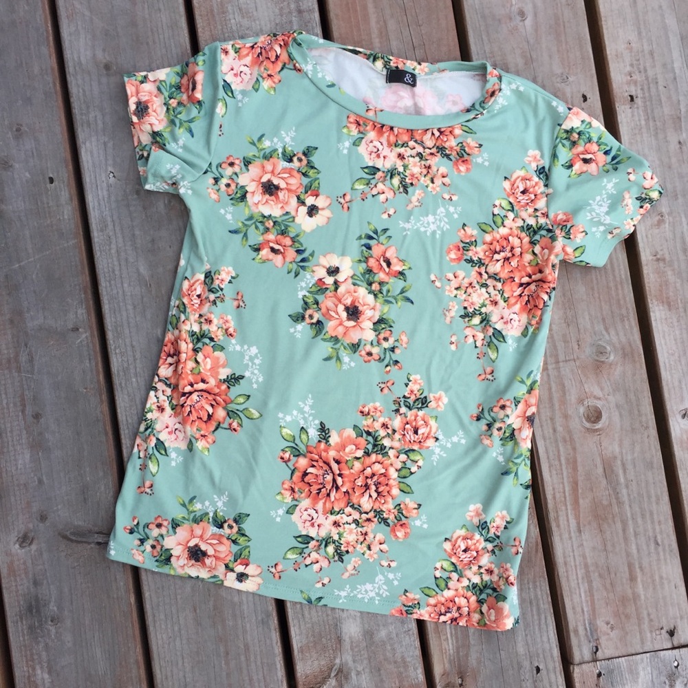 Mindy Mae’s Ampersand Ave. Floral tee. Size small
